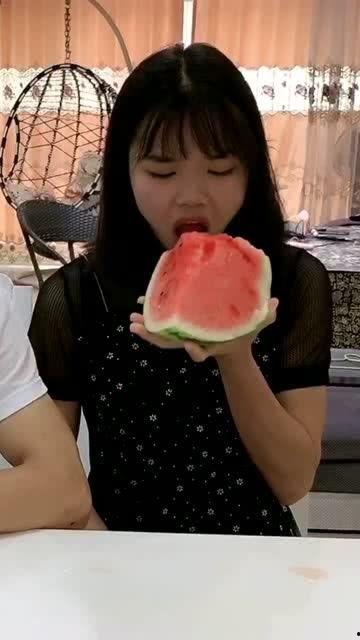 女子吃自己老公的瓜,揭秘女子与老公的甜蜜瓜秘密